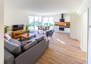 Hangar 19 Großzügiges Apartment mit Terrasse und Garten H4W2, Schwerin